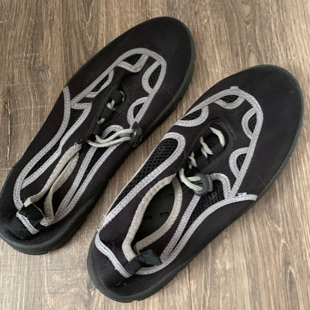 Mens Water Shoes, Size 9-10, Like New, Toggle Closure, Great Condition